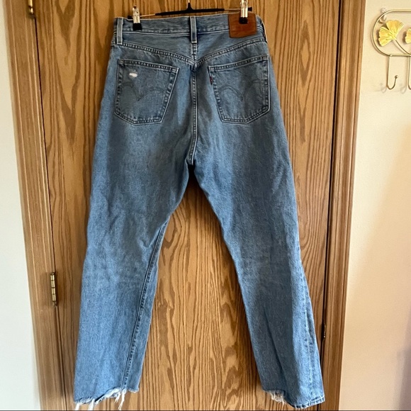 Lighter washed Levi’s distressed jeans - Picture 3 of 4